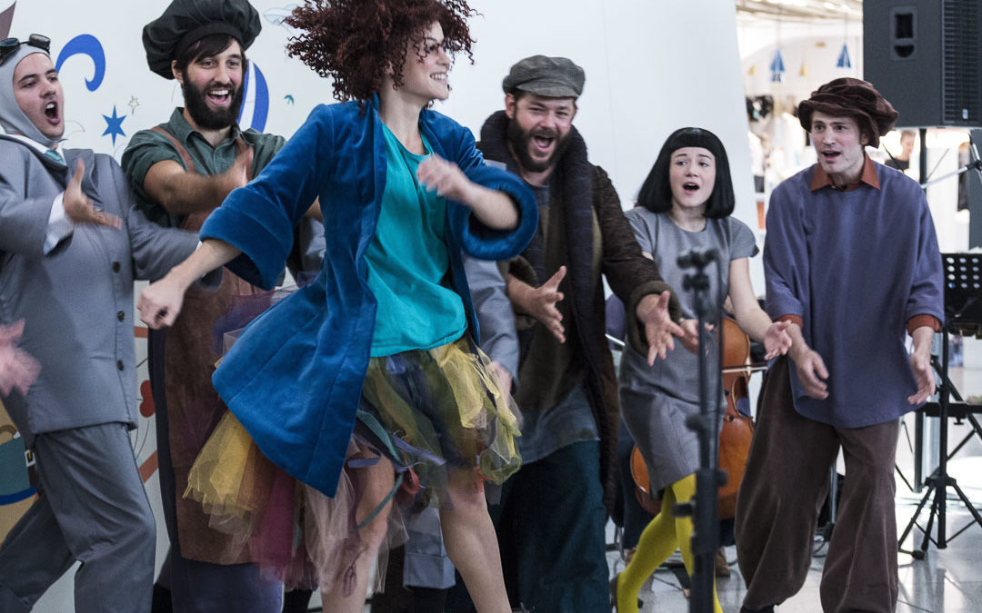 Μόμο | Εθνικό Θέατρο | Fly me to the Moon αεροδρόμιο Ελ. Βενιζέλος