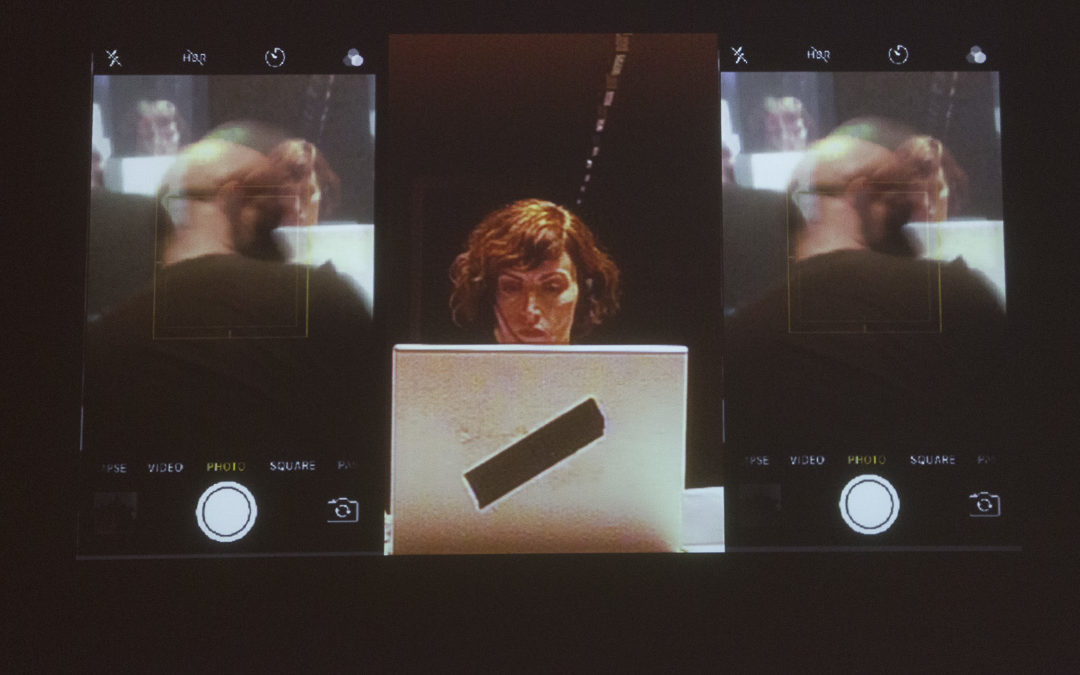 Woman watches herself being looked at | Μουσείο Μπενάκη Πειραιώς